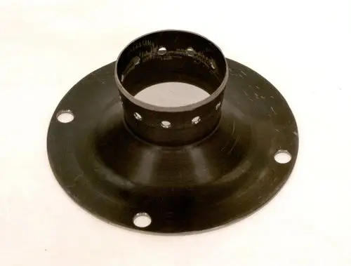 Schwarzes Brenneroberteil mit zylindrischem Anschluss und mehreren Bohrungen. Geeignet für Anwendungen mit Bosch-Geräten.